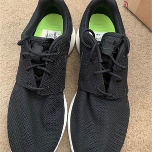Men’s Nike tennis shoes